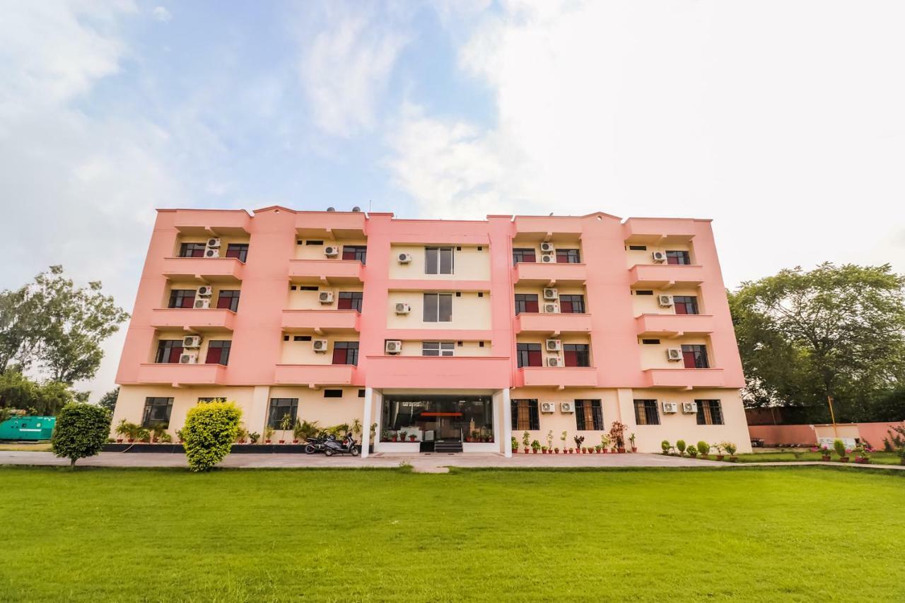 Capital O 60233 Brij Ki Rasoi Deluxe Hotel Lucknow Exterior photo